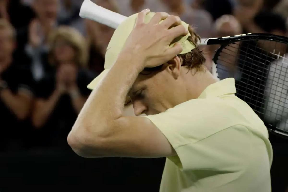 Squalifica Sinner, annuncio terribile: tennis sotto choc